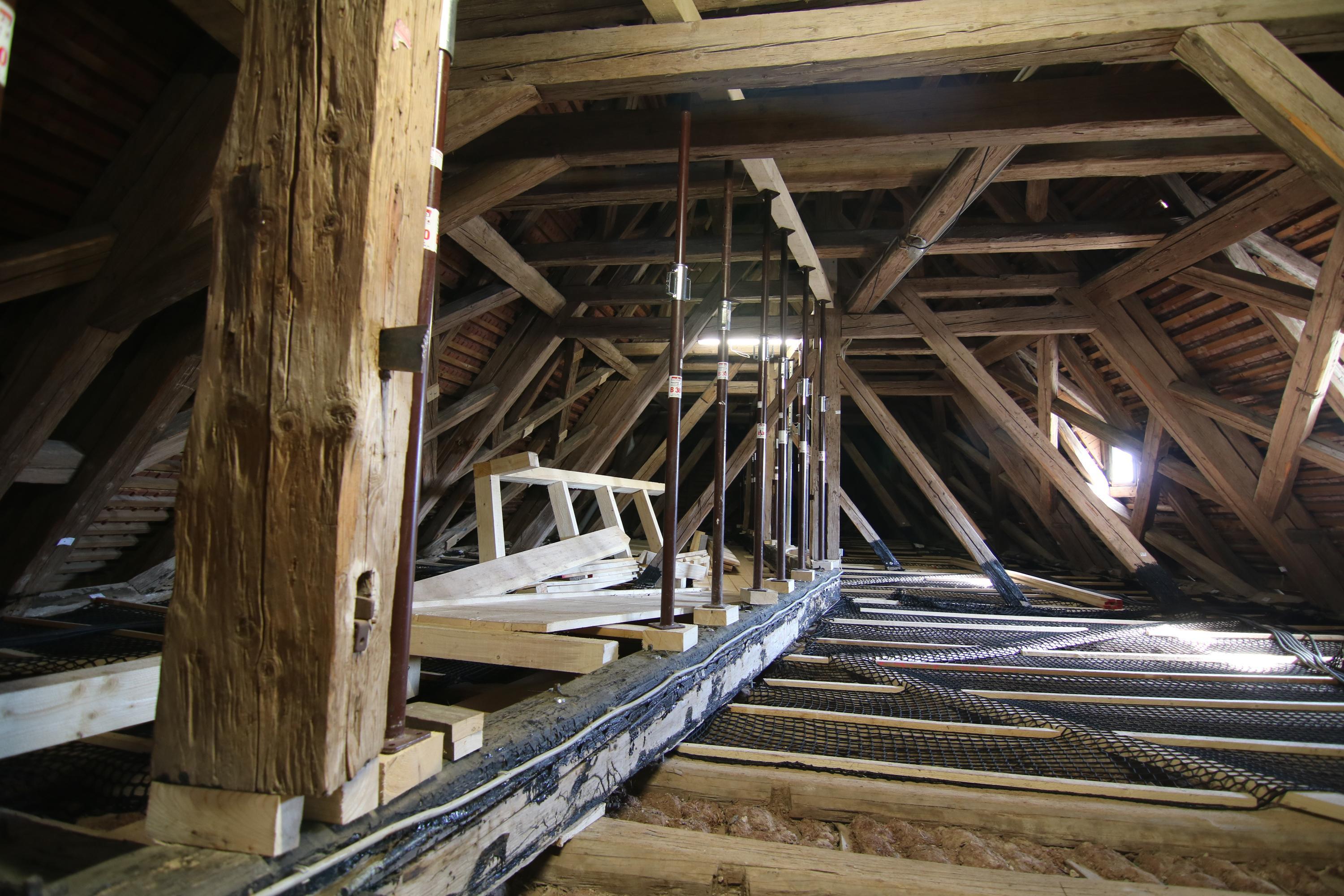 Der beeindruckende, historische Dachstuhl über dem Rittersaal musste wieder in Schuss gebracht werden.