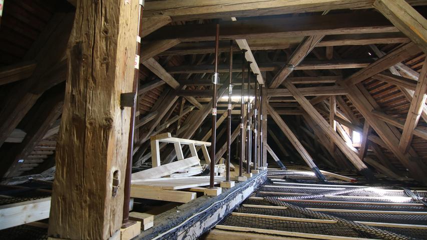 Der beeindruckende, historische Dachstuhl über dem Rittersaal musste wieder in Schuss gebracht werden.