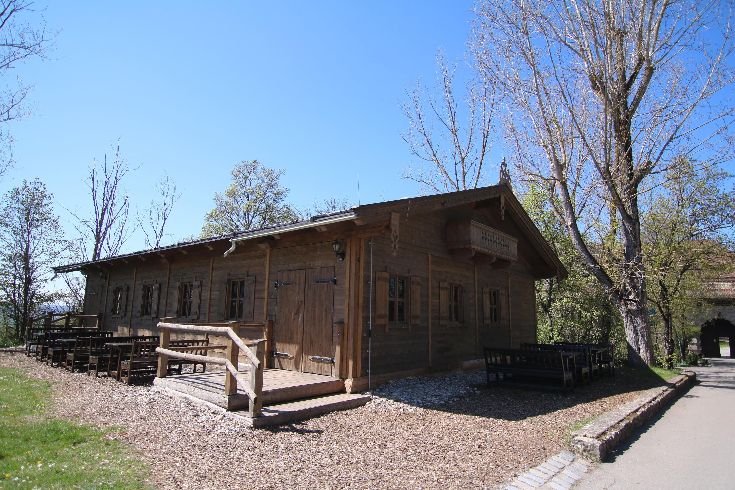 Da der Rittersaal seit vielen Monaten gesperrt ist, wird in dieses extra errichtete Gebäude ausgewichen.