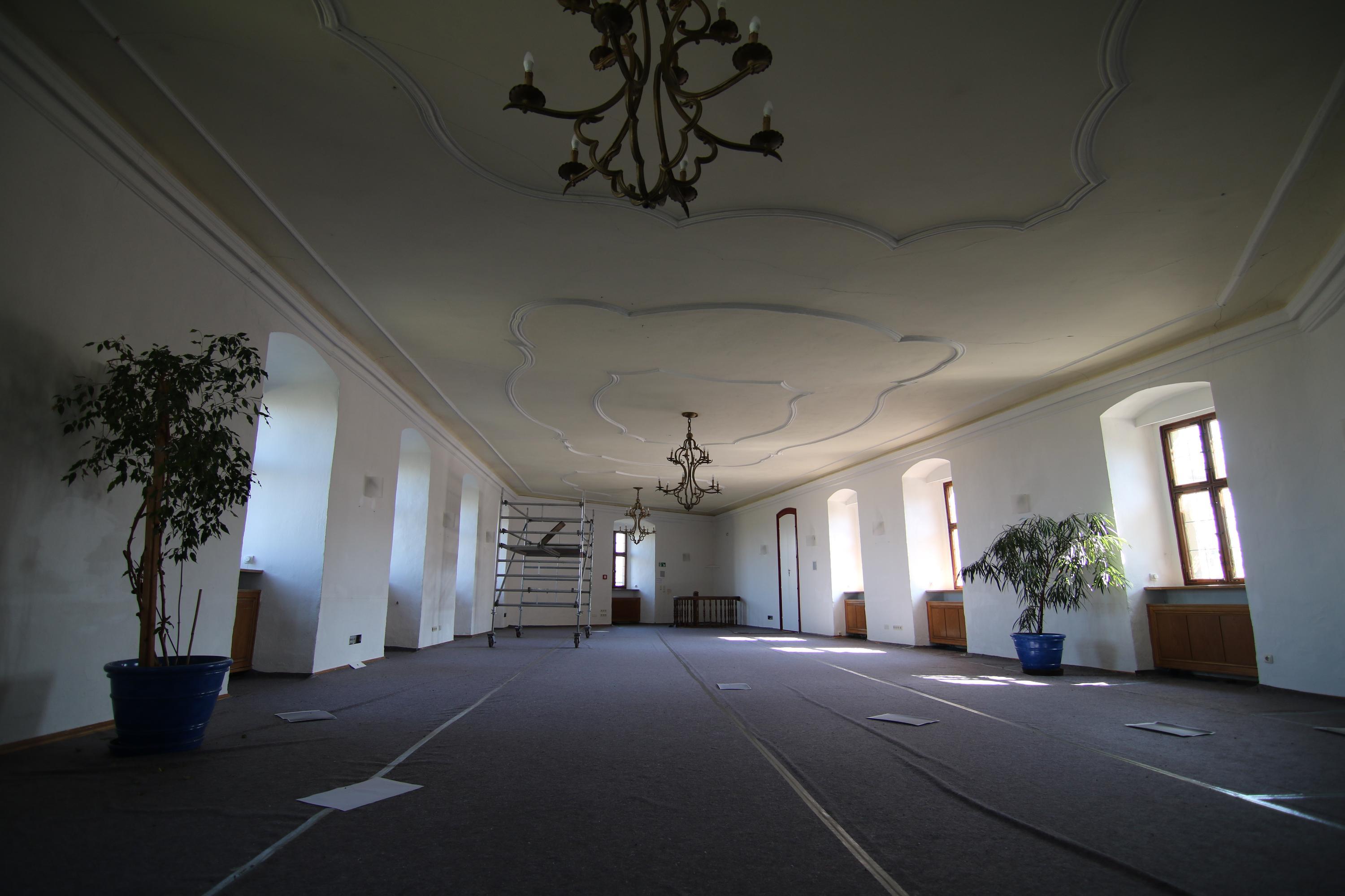Der Rittersaal steht aktuell leer, kann aufgrund der Sanierung nicht genutzt werden.