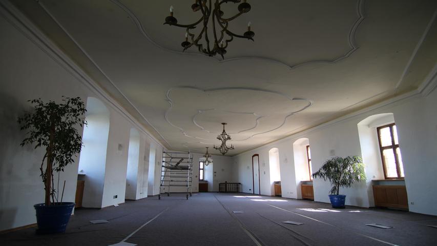 Der Rittersaal steht aktuell leer, kann aufgrund der Sanierung nicht genutzt werden.