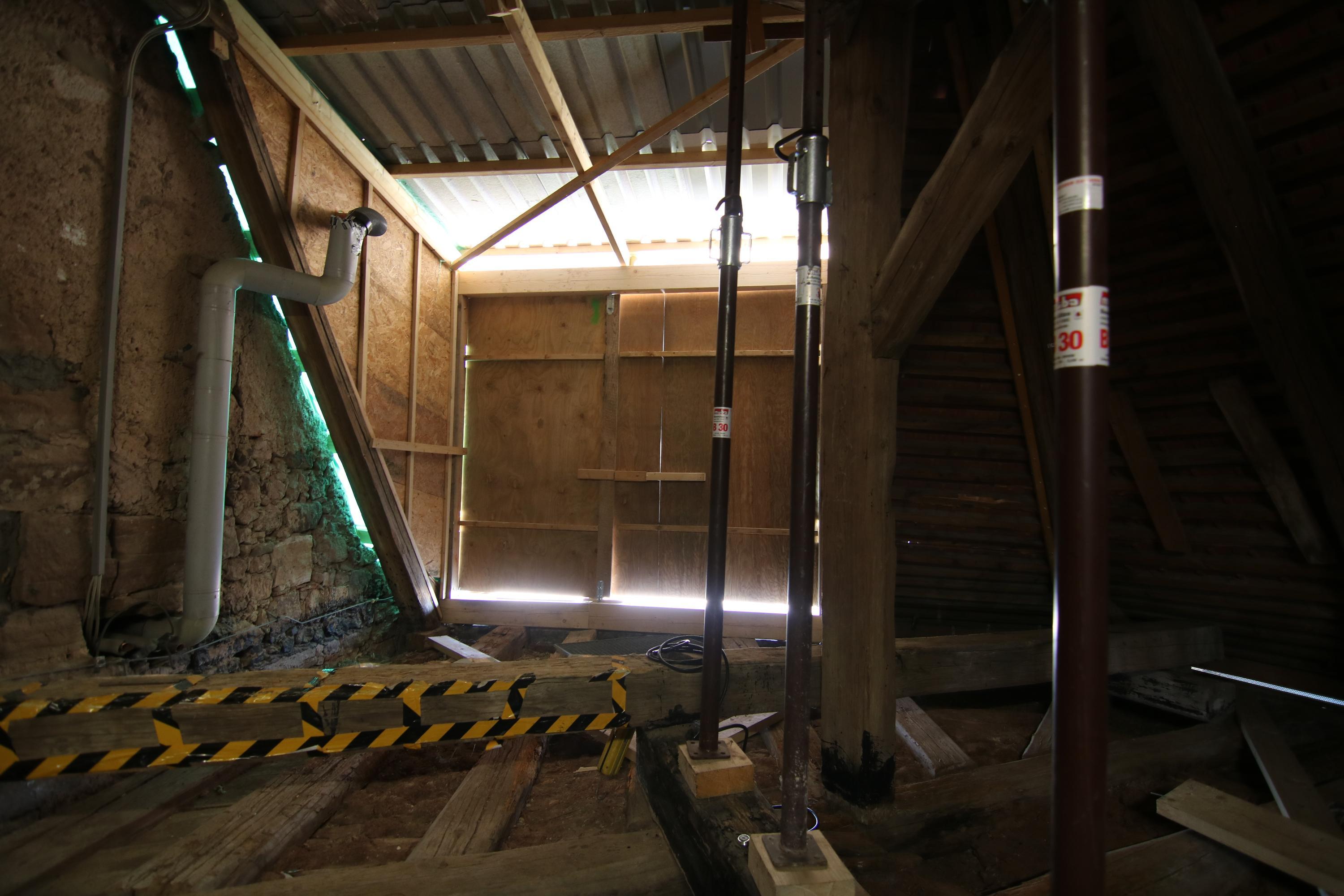 Um Werkzeug und Holz hineinzubringen wurde ein extra Eingang ins Dach eingebaut.