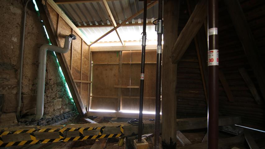 Um Werkzeug und Holz hineinzubringen wurde ein extra Eingang ins Dach eingebaut.