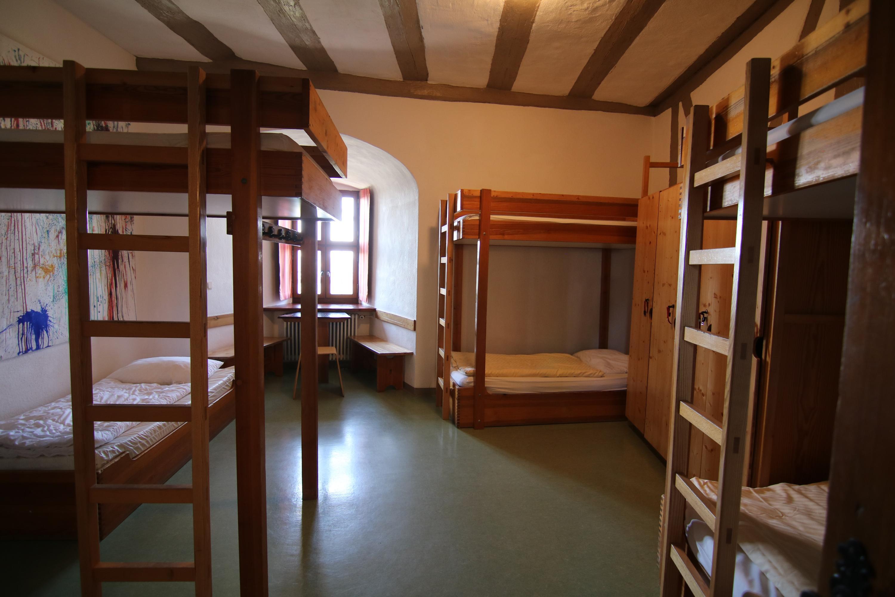 Ein Blick in ein Mehrbettzimmer in der Burg ...