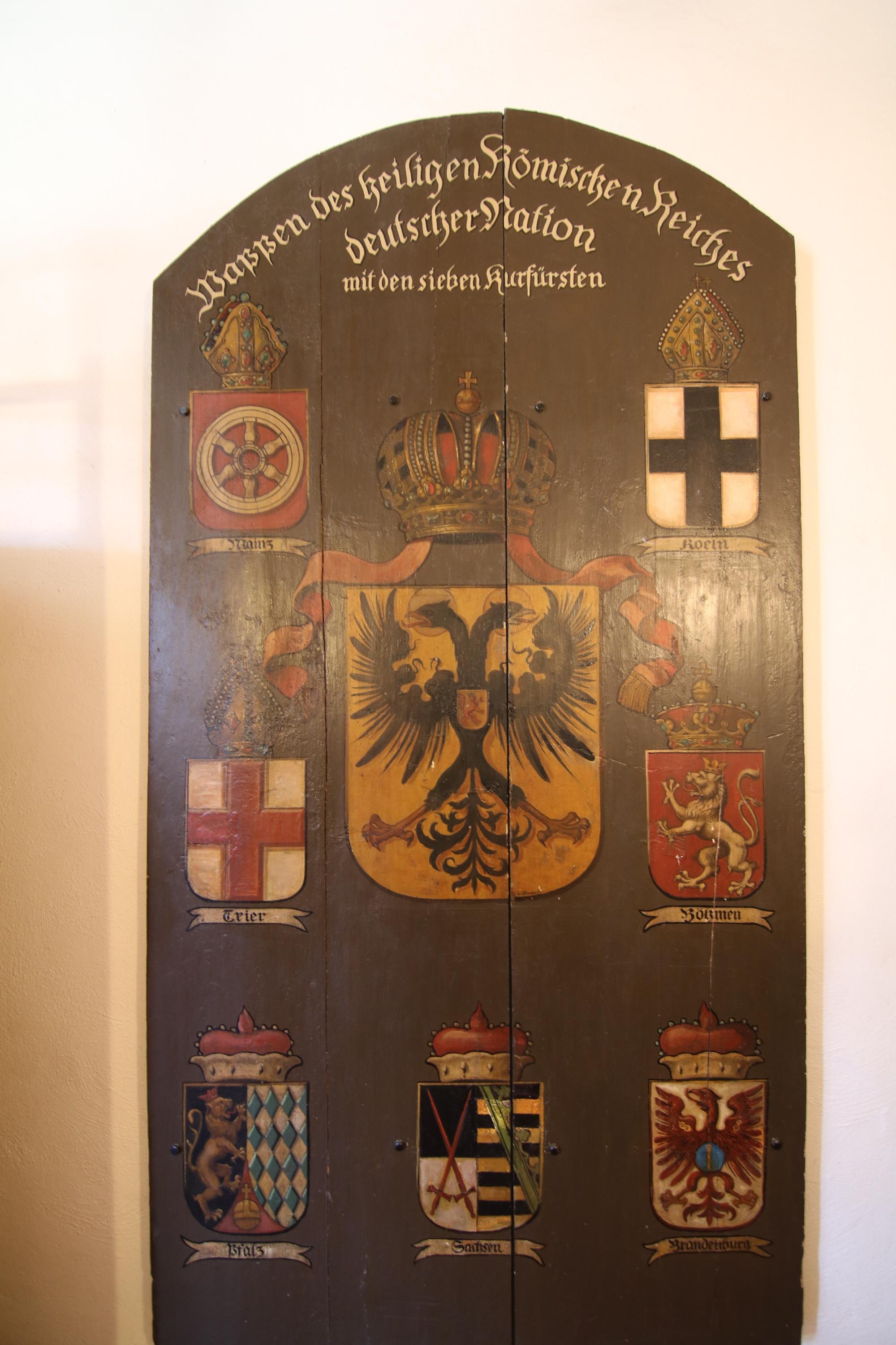 Die Wappen der früheren Kurfürsten dürfen natürlich nicht fehlen.