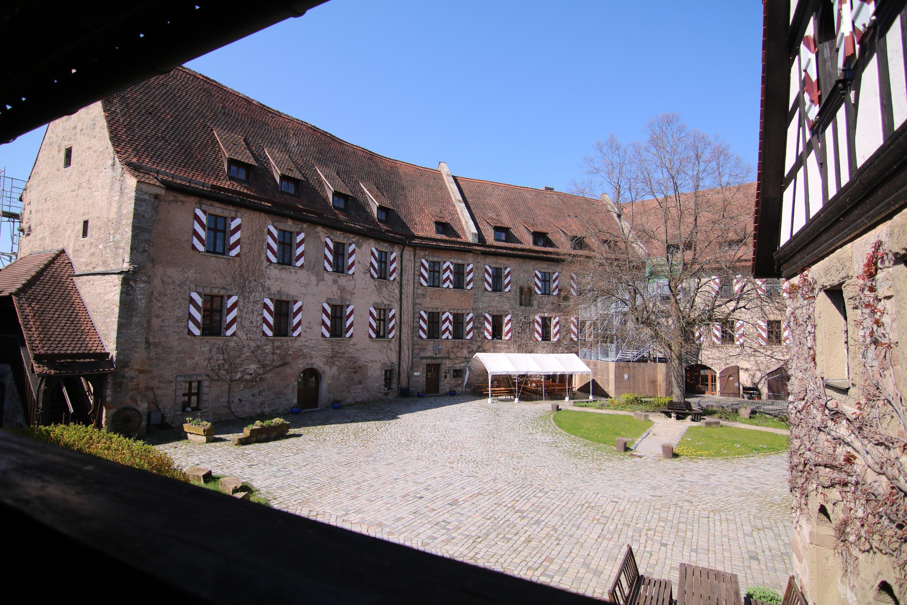 Ansonsten liegt die Burg aber sehr friedlich da.
