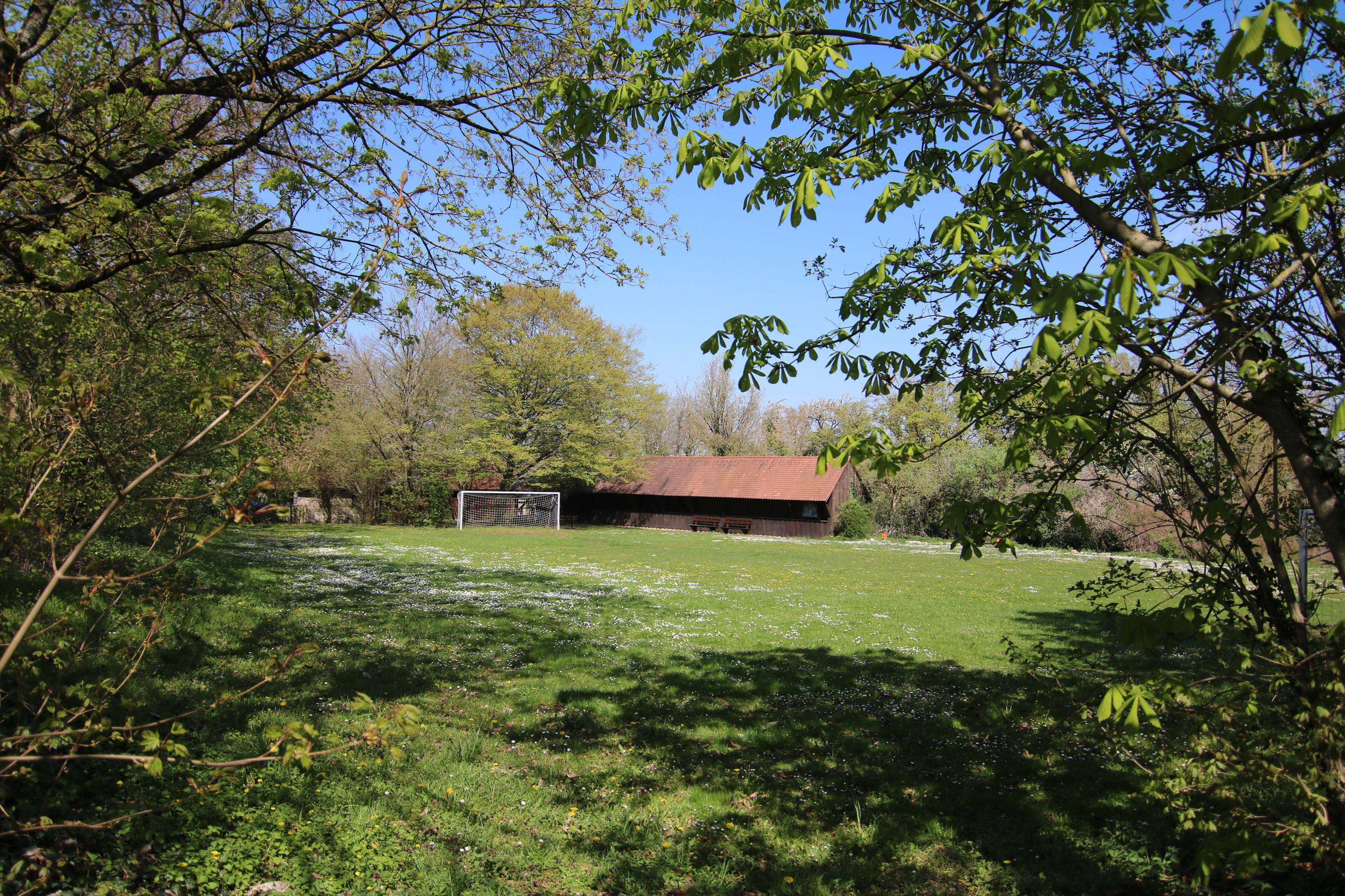 Ein Fußballplatz und eine historische Kegelbahn sind in unmittelbarer Nähe.