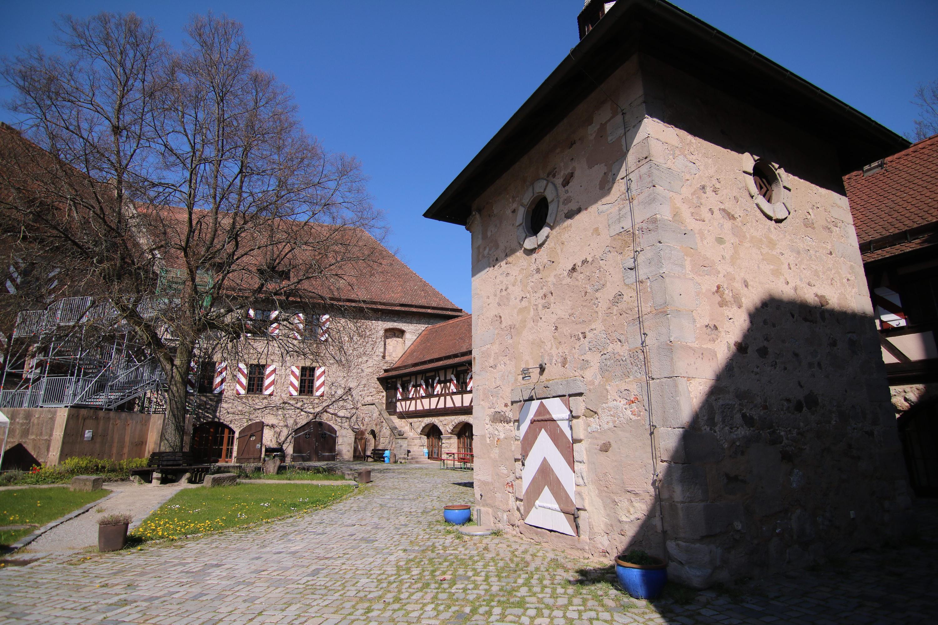 Im Burghof ist auch der vor einigen Jahren restaurierte Brunnenturm zu finden.