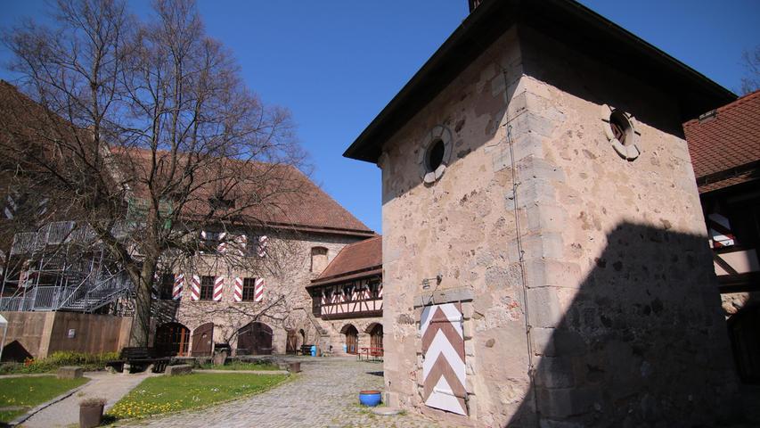 Im Burghof ist auch der vor einigen Jahren restaurierte Brunnenturm zu finden.