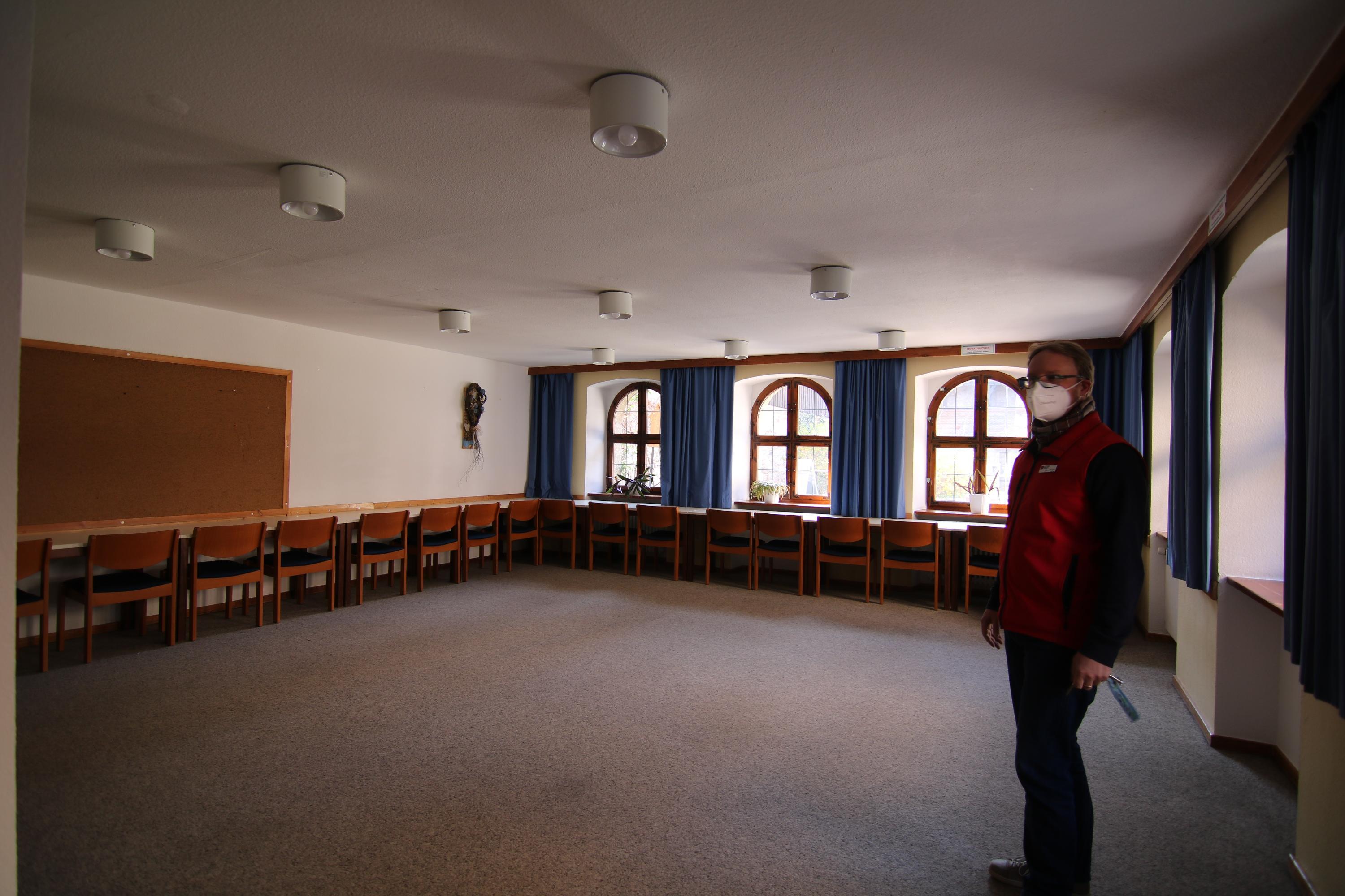 Und hier zeigt Jugendbildungsstätten-Leiter Simon Haagen einen Seminarraum.