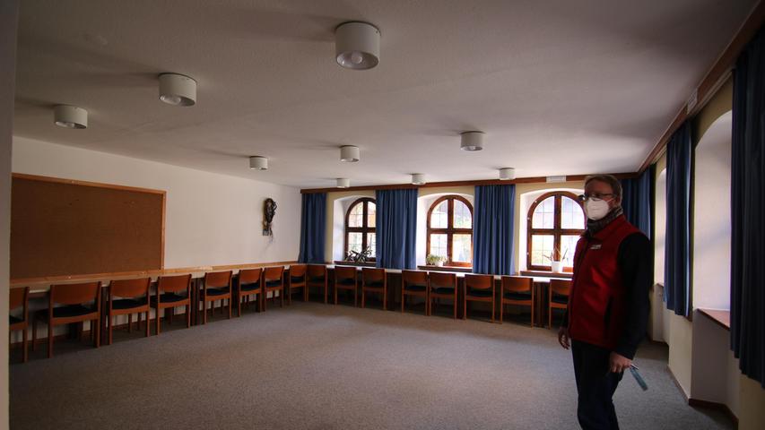 Und hier zeigt Jugendbildungsstätten-Leiter Simon Haagen einen Seminarraum.