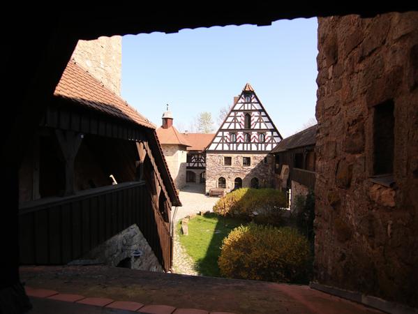 So sieht der Burghof aus.
So sieht der Burghof aus.