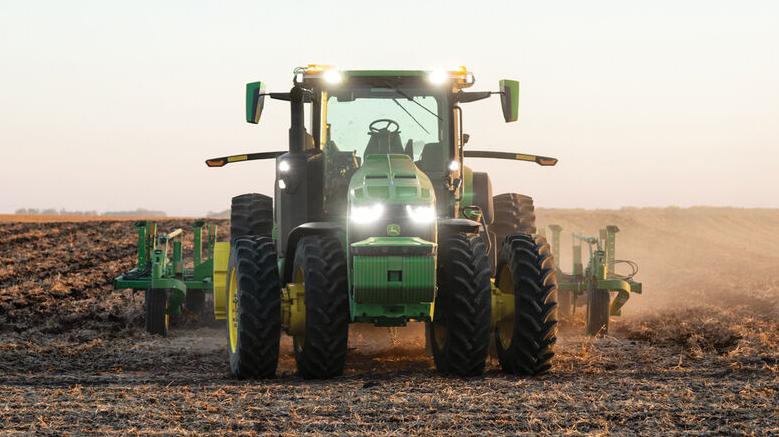 Mit Elektroantrieb gehen die autonomen Fahreigenschaften nicht einher. Der John Deere 8R-410 wird von einem 9-Liter-Biturbo-Diesel mit 410 PS angeschoben. Mit Elektroantrieb gehen die autonomen Fahreigenschaften nicht einher. Der John Deere 8R-410 wird von einem 9-Liter-Biturbo-Diesel mit 410 PS angeschoben.