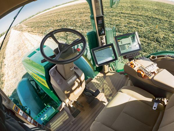 Schlicht war früher: HighTech-Cockpit im John Deere 8R-410. Schlicht war früher: HighTech-Cockpit im John Deere 8R-410.