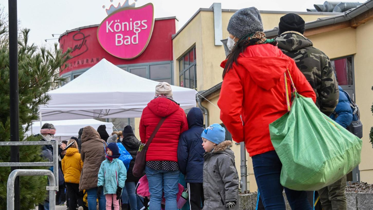 Eine lange Schlange vor dem Eingang des Königsbades: Viele warteten vergebens. Eine lange Schlange vor dem Eingang des Königsbades: Viele warteten vergebens.