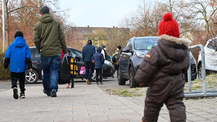 Kein Einlass mehr möglich: Nach 45 Minuten geduldigem Warten fuhren viele Familien wieder heim. Kein Einlass mehr möglich: Nach 45 Minuten geduldigem Warten fuhren viele Familien wieder heim.