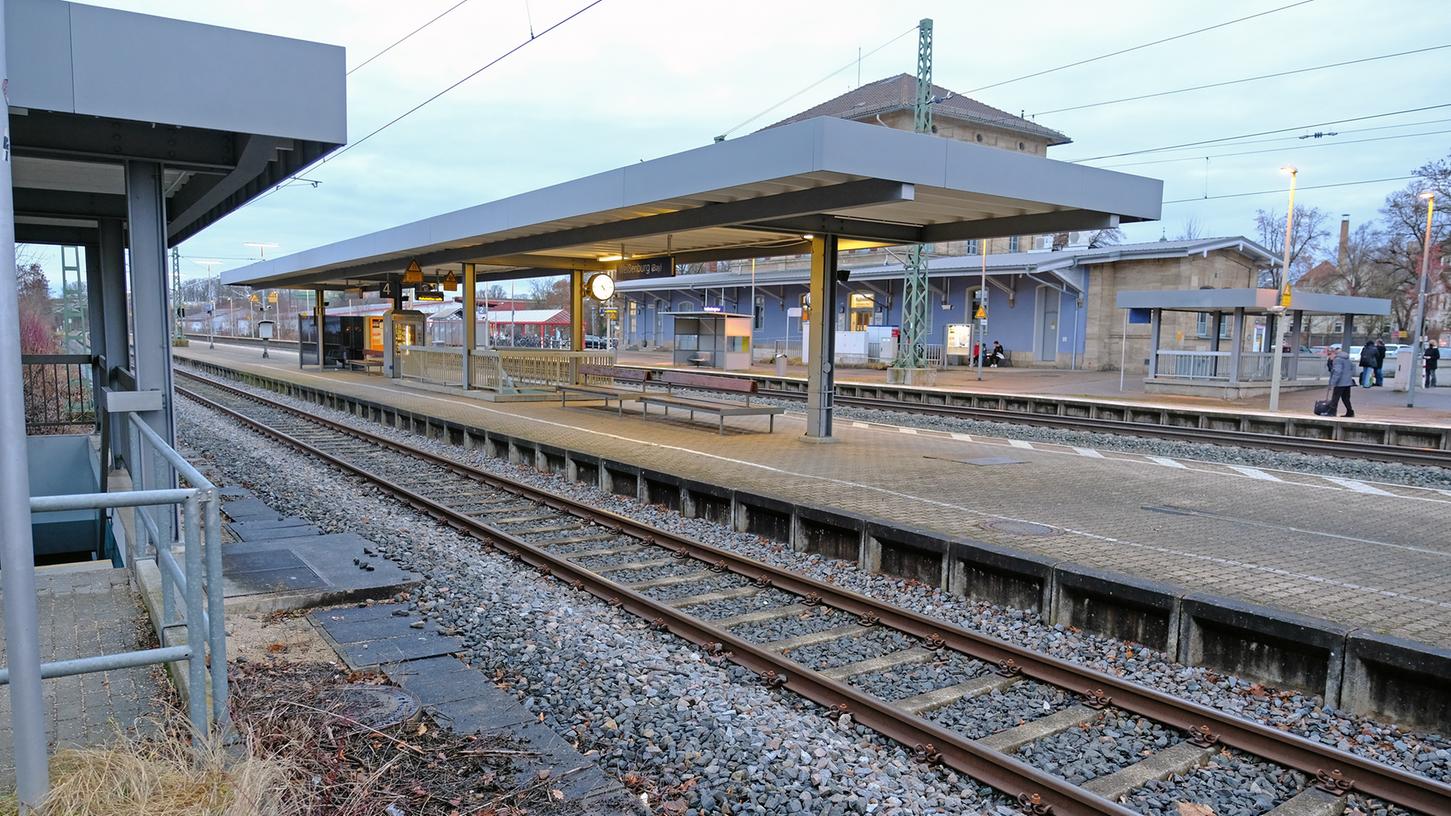 Der barrierefreie Ausbau des Weißenburger Bahnhofs ist seit Jahren ein Thema, jetzt hat die CSU einen konkreten Vorschlag: Einen Reisendenübergang an Gleis 4. 
