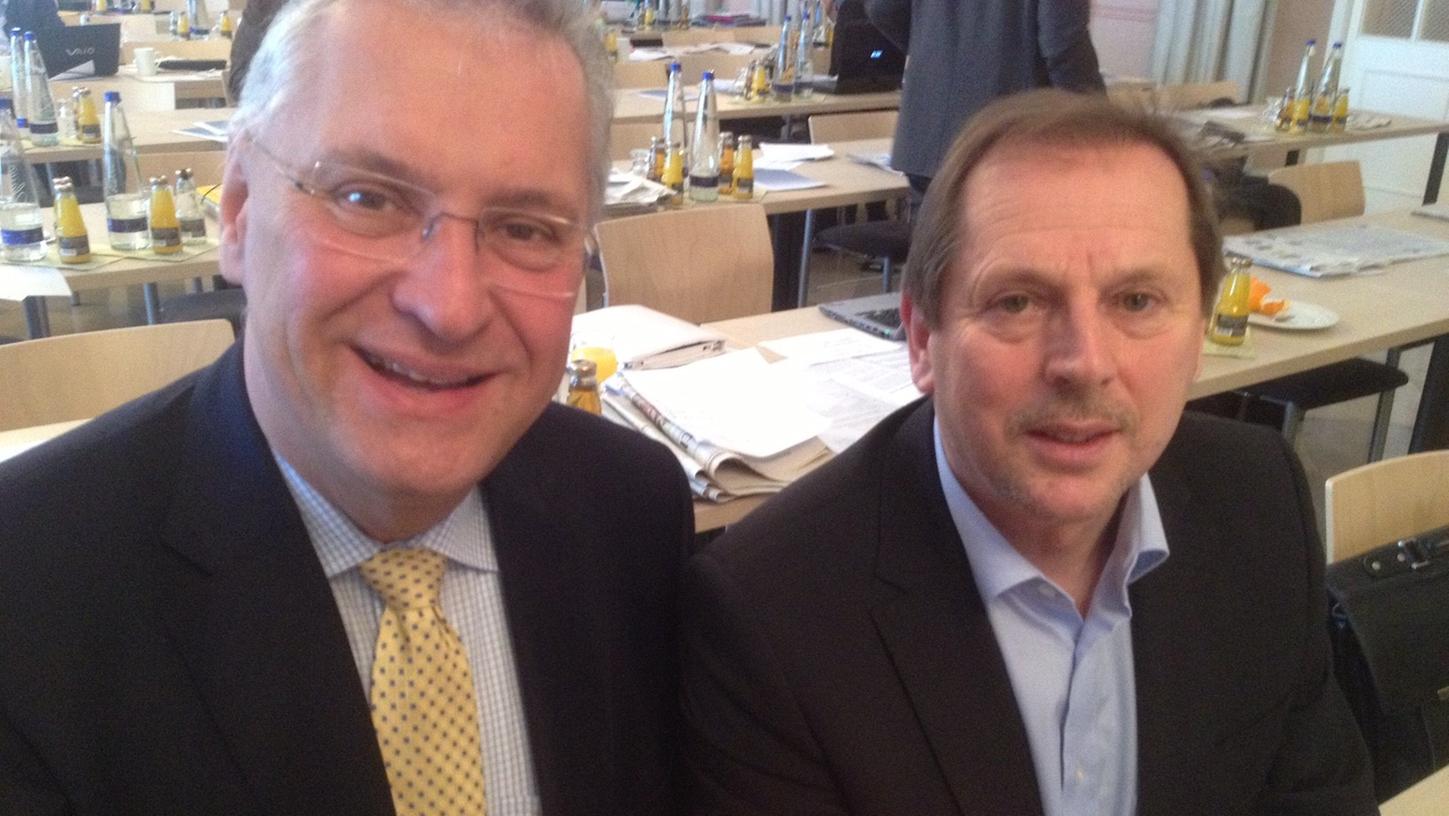 MdL Hans Herold setzte zum Erhalt des Notarztstandortes Uffenheim auf die Unterstützung von Innenminister Joachim Herrmann (l.).
MdL Hans Herold setzte zum Erhalt des Notarztstandortes Uffenheim auf die Unterstützung von Innenminister Joachim Herrmann (l.).
