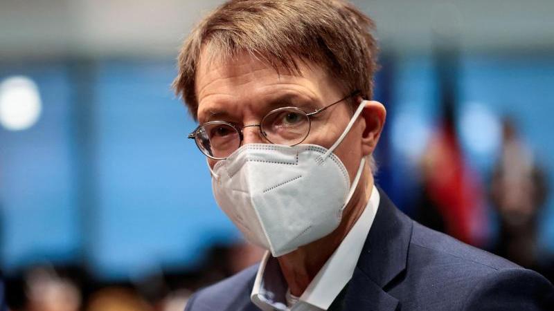 Karl Lauterbach (SPD), Bundesminister für Gesundheit, will erfassen lassen, wie gut Schnelltests die Omikron-Variante erkennen.
Karl Lauterbach (SPD), Bundesminister für Gesundheit, will erfassen lassen, wie gut Schnelltests die Omikron-Variante erkennen.
