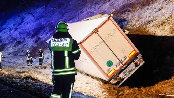A3 bei Erlangen: Laster landet nach Auffahrunfall im Graben