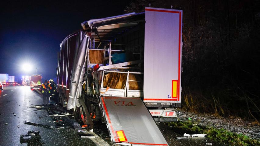 Auch die beiden Insassen in dem zweiten Lastwagen blieben bis auf einen Schrecken unverletzt. Die alarmierten Feuerwehren aus Erlangen, Tennenlohe und Großgründlach sicherten die Unfallstelle und kümmerten sich um auslaufende Betriebsstoffe, was sich aufgrund der Schräglage des verunfallten Lastzuges als schwierig erwies.