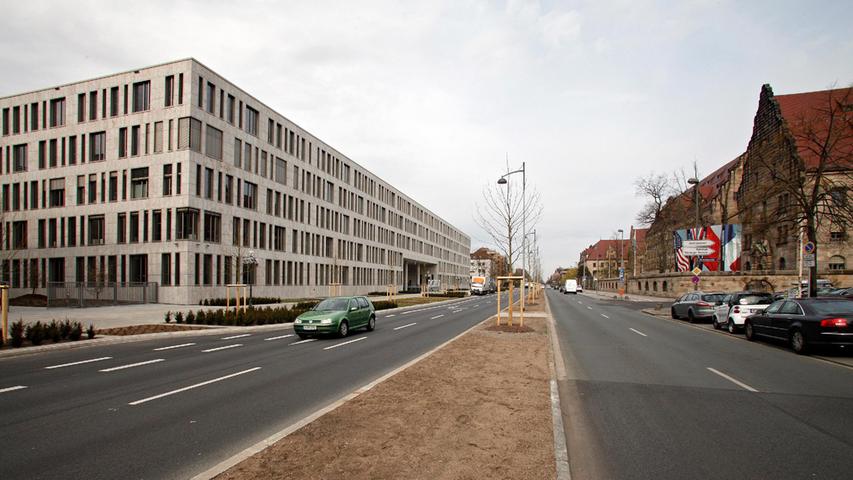 Der IT-Campus 111 der Datev wird nach zweijähriger Bauzeit am 17. April 2015 offiziell eröffnet. Bis dahin waren die Entwicklungsabteilungen in verschiedenen Gebäuden in Nürnberg untergebracht. Der IT-Campus in der Fürther Straße vereint nun die Software-Entwicklung unter einem Dach und bietet Platz für circa 1.800 Mitarbeiter.