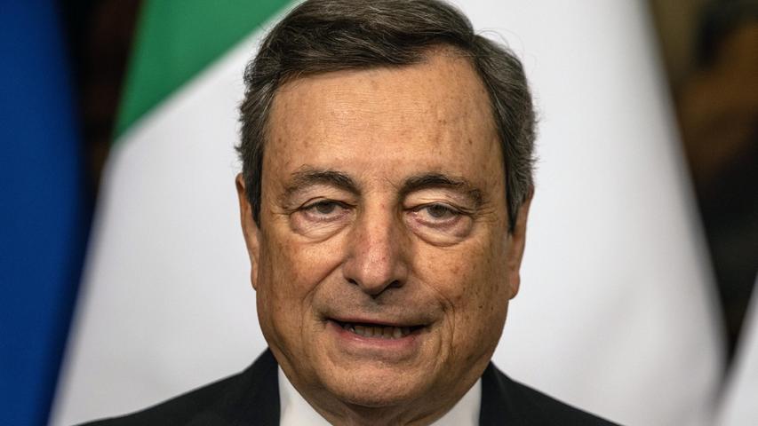 Ministerpräsident Mario Draghi steht in Italien an der Spitze, bis seine Nachfolge geregelt ist. Am 21. Juli 2022 nahm Staatschef Sergio Mattarella dessen Rücktritt an, nachdem er diesen eine Woche zuvor verweigert hatte. Draghi trat zurück, weil er im Senat von der populistischen Regierungspartei Fünf-Sterne-Bewegung das Vertrauen im Zusammenhang mit der Abstimmung über ein Milliardenschweres Hilfspaket nicht ausgesprochen bekam.

