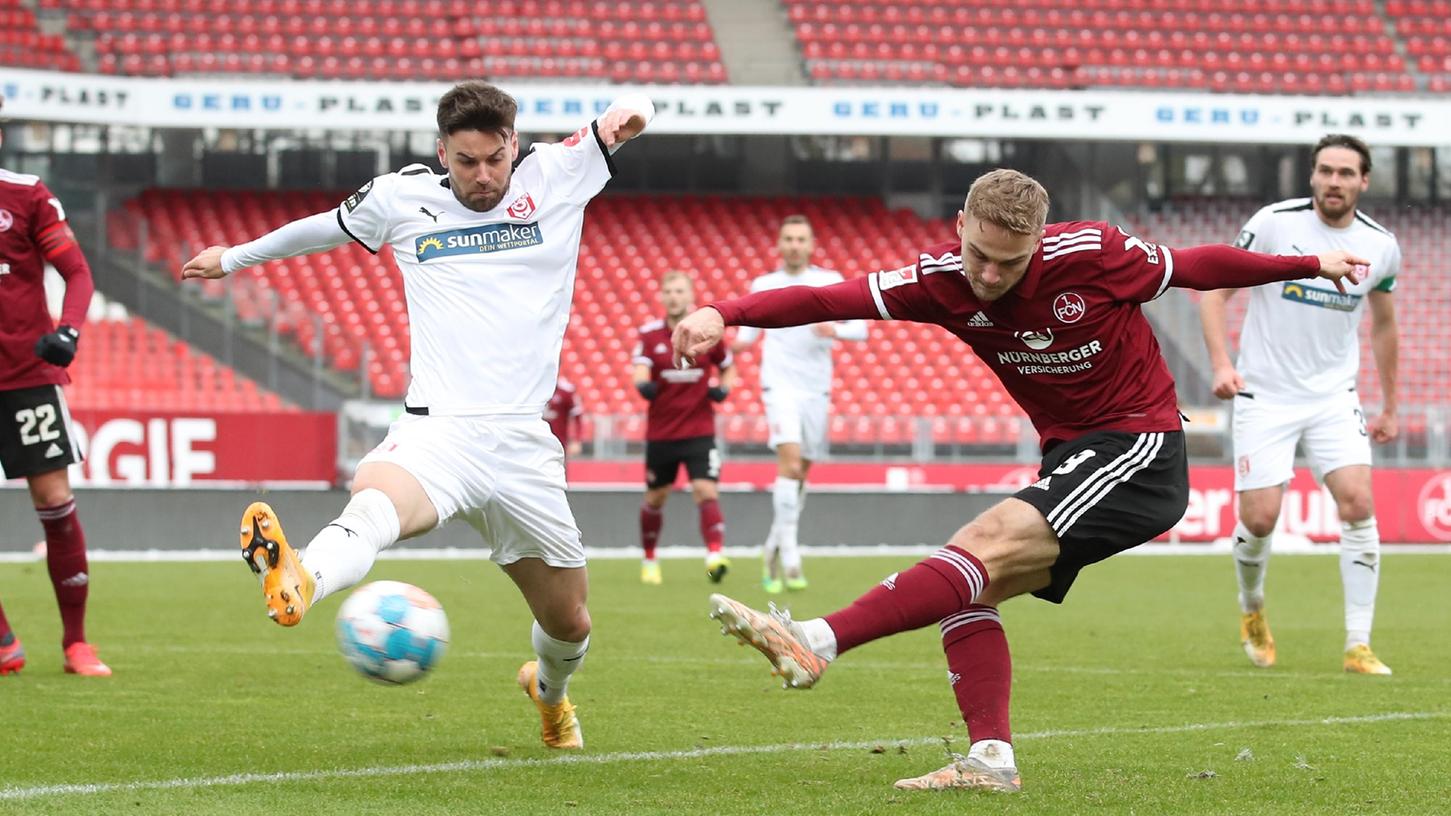 Ob er auch gegen Paderborn so flanken wird? Wegen einer Knieblessur droht Tim Handwerker (re.) am Samstag auszufallen.
Ob er auch gegen Paderborn so flanken wird? Wegen einer Knieblessur droht Tim Handwerker (re.) am Samstag auszufallen.