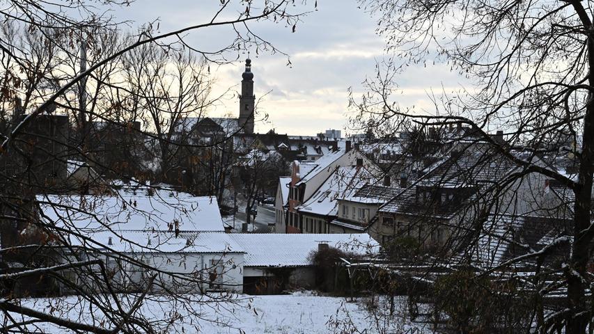 Bei klarer Schneeluft gab es in Erlangen einen schönen Blick auf die eingezuckerte Stadt.