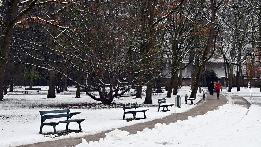 Im Schlossgarten machten sich etliche Menschen zu einem Winterspaziergang auf.