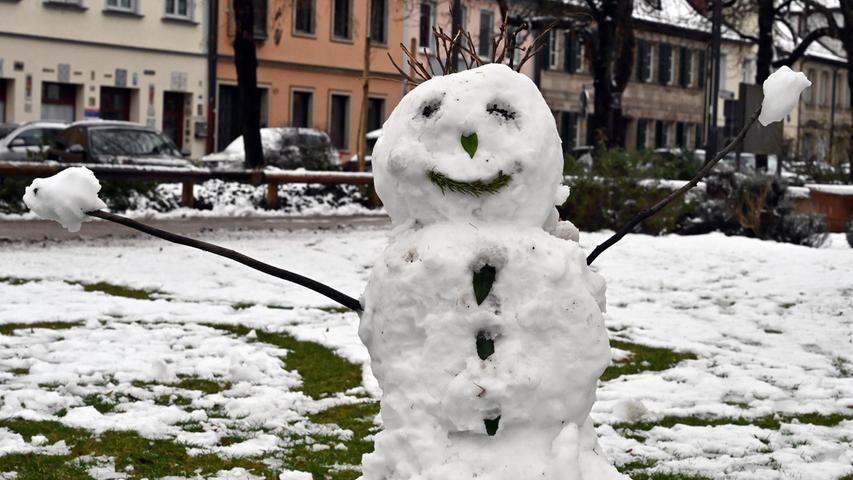 Auf dem Bohlenplatz in Erlangen reichte der Winterzauber sogar für einen Schneemann. 
