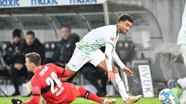 Einer seiner schlechteren Auftritte. Spielte zwar vor allem in der ersten Hälfte einige gute Bälle und hatte gute Aktionen, tauchte aber immer wieder auch ab und ließ vor allem im zweiten Durchgang die Konsequenz vermissen.