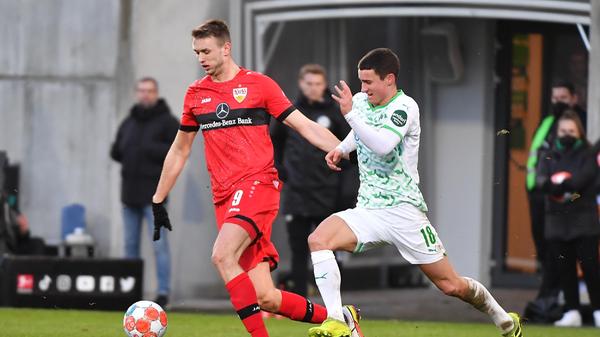 Kommt immer besser in der Bundesliga zurecht. Defensiv bis auf wenige Momente sicher und auch offensiv immer wieder an Vorstößen beteiligt. Guter Auftritt.