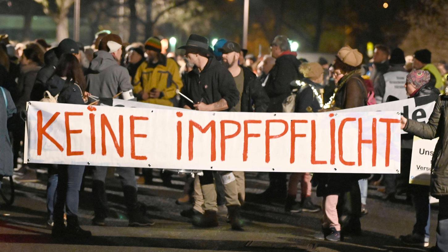 Immer wieder gehen Menschen, darunter Querdenker und Corona-Leugner, gegen die Pandemie-Maßnahmen der Politik auf die Straße.
Immer wieder gehen Menschen, darunter Querdenker und Corona-Leugner, gegen die Pandemie-Maßnahmen der Politik auf die Straße.