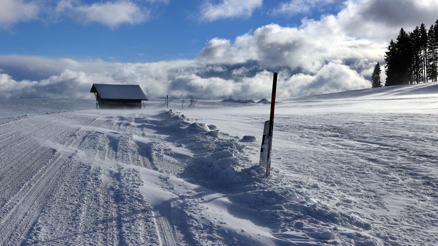 Eine Landstraße im Allgäu ist nach ergiebigen Schneefällen von einer weißen Schicht bedeckt. Manchen Autofahrern bereitete die Schneedecke Probleme.

