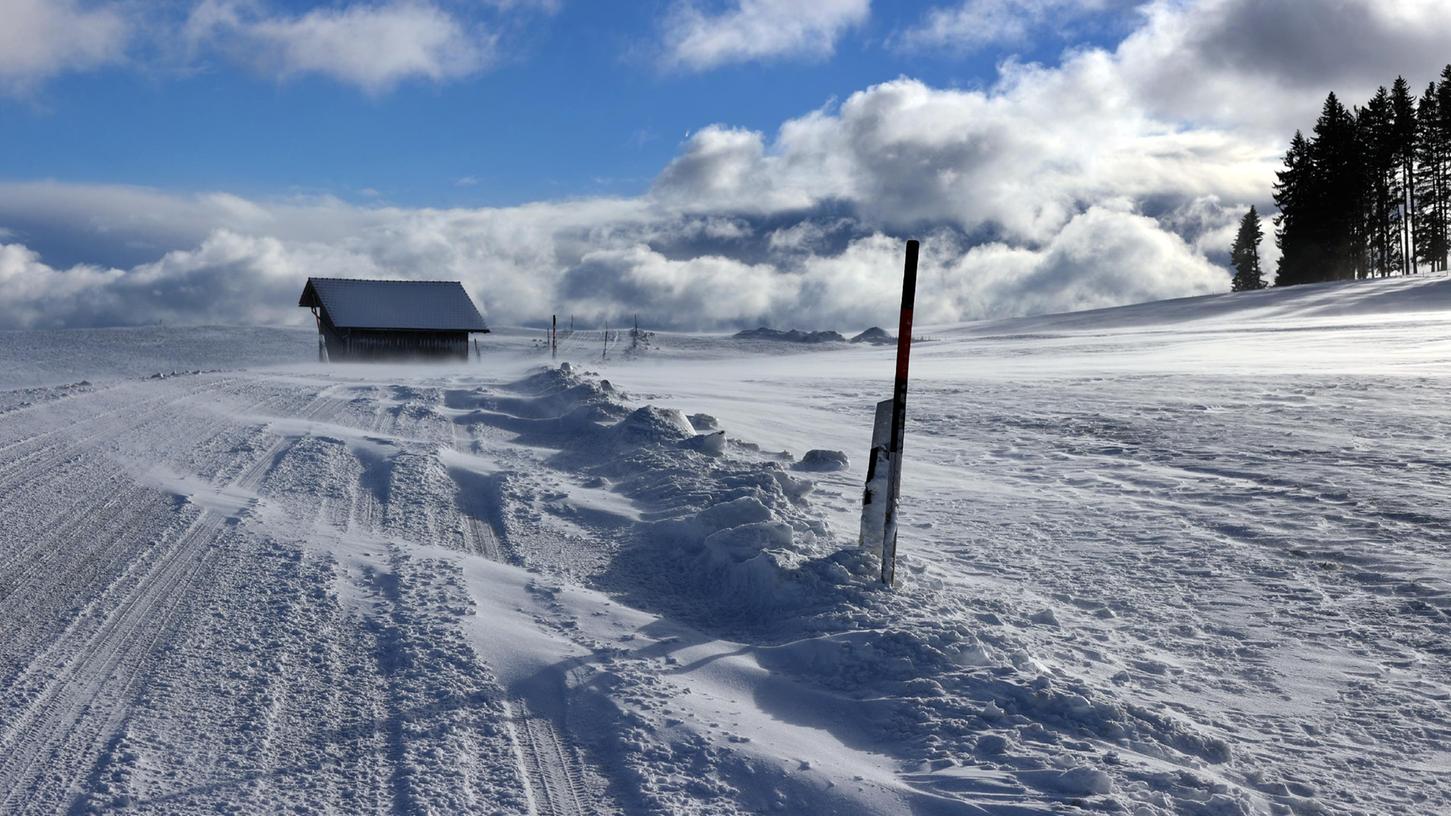 Eine Landstraße im Allgäu ist nach ergiebigen Schneefällen von einer weißen Schicht bedeckt. Manchen Autofahrern bereitete die Schneedecke Probleme.