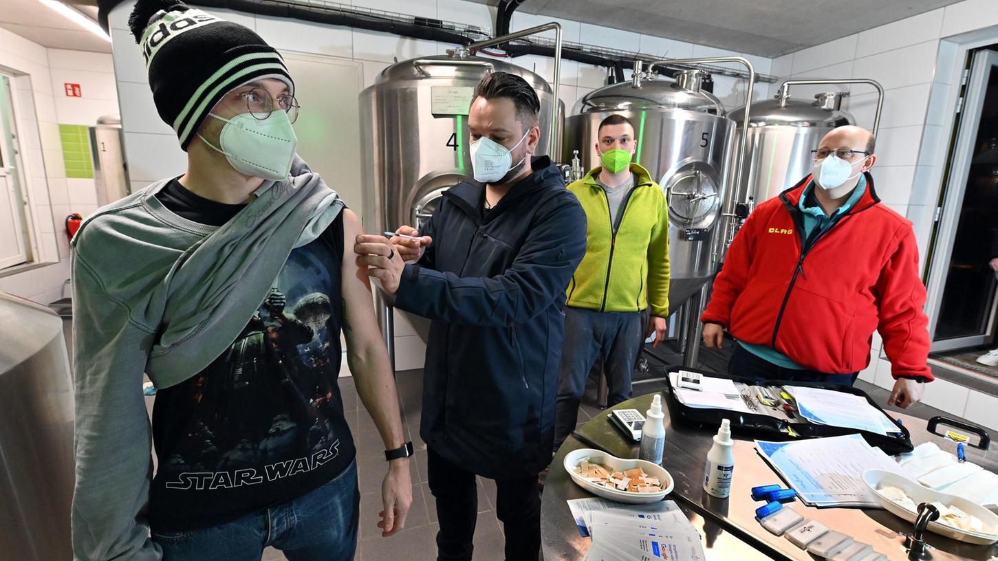 Impfen im Sudhaus: Im Gasthaus Krapp in Alterlangen hat der Arzt Dr. Falk Stirkat übrige Impfdosen verimpft. Hier impft er Alexander Piller aus Bruck. Ihn assistiert hat der Stadtteilbeirat Sören Brandmähl-Kraus (r.), daneben Marco Krapp.
Foto: Klaus-Dieter Schreiter Impfen im Sudhaus: Im Gasthaus Krapp in Alterlangen hat der Arzt Dr. Falk Stirkat übrige Impfdosen verimpft. Hier impft er Alexander Piller aus Bruck. Ihn assistiert hat der Stadtteilbeirat Sören Brandmähl-Kraus (r.), daneben Marco Krapp.
Foto: Klaus-Dieter Schreiter