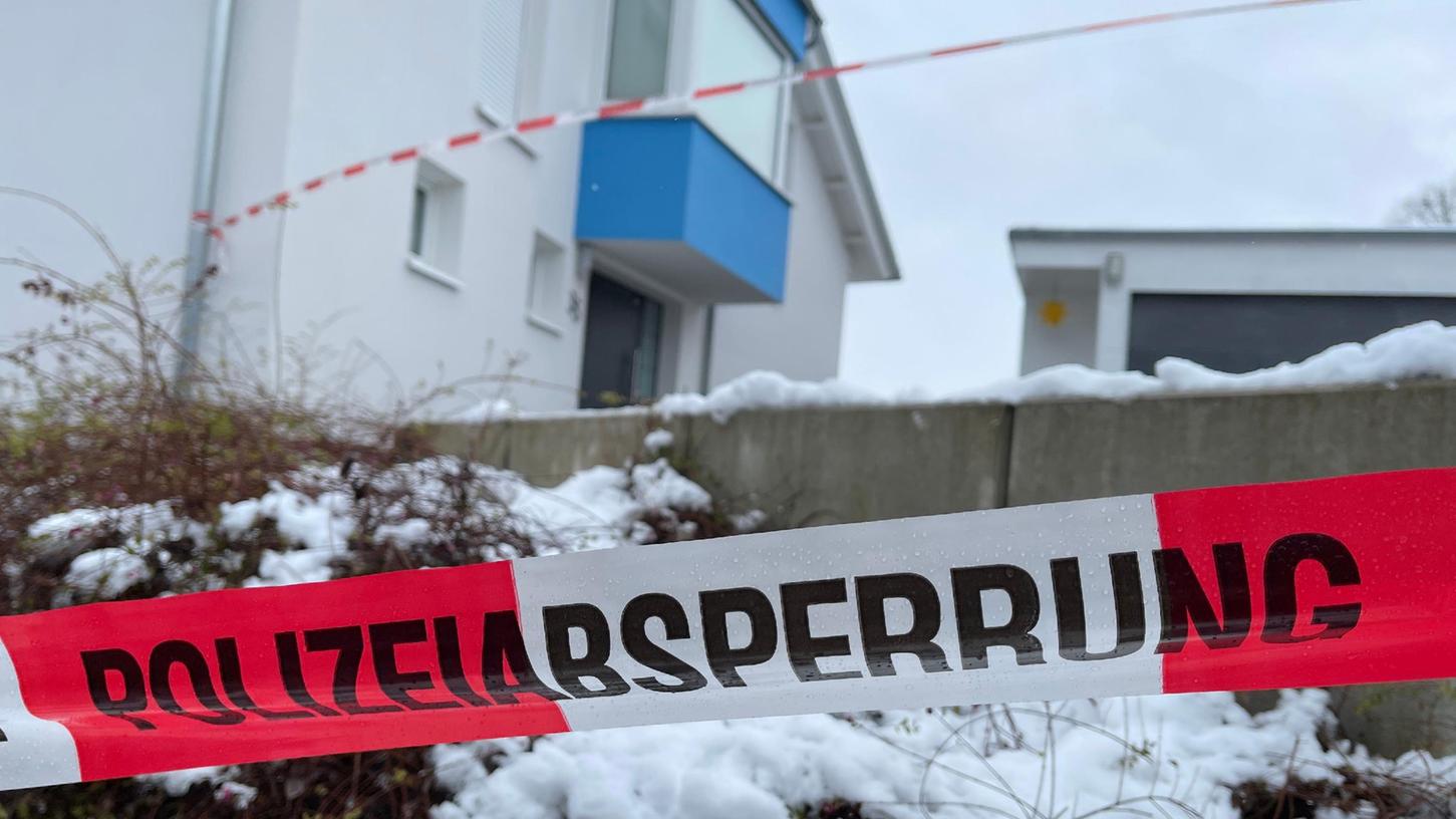 Die Polizei traf kurz nach dem Notruf am Tatort ein, konnte aber nicht mehr rettend eingreifen. Die Polizei traf kurz nach dem Notruf am Tatort ein, konnte aber nicht mehr rettend eingreifen.