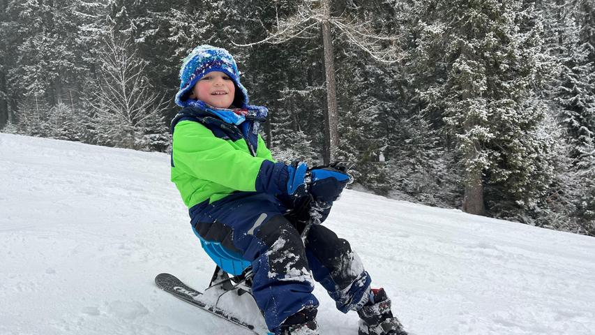 Eine Mischung zwischen Ski und Bob: der Yooner. Der Umgang mit dem neuen Sportgerät ist rasch erlernbar und vor allem für Kinder ein echter Spaß. Zumal das leichte Gerät als Motivation für den Aufstieg mit den Schneeschuhen dient. Denn oben angekommen, geht es mit dem Yooner rasant bergab.