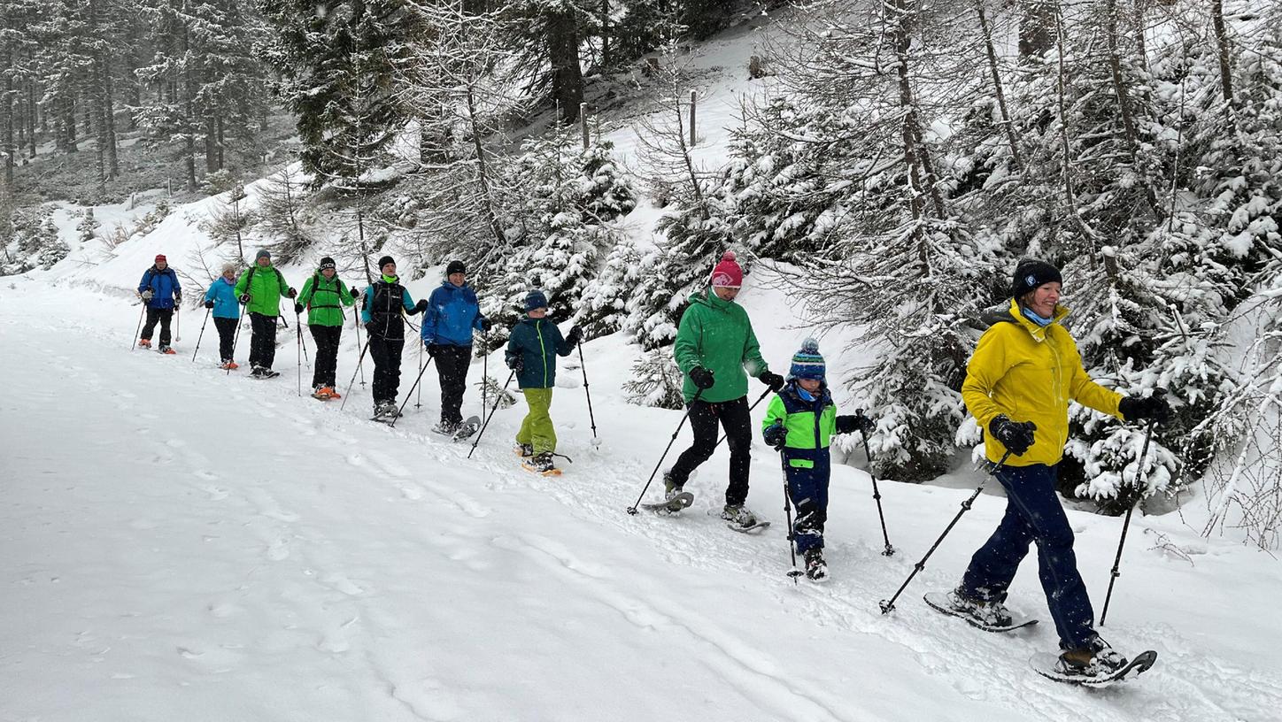 Mit Schneeschuhen durch die verschneite Winterlandschaft unterhalb der Hohen Veitsch: Die Hochsteiermark bietet viele ruhige Seiten für einen erholsamen Familienurlaub.
Mit Schneeschuhen durch die verschneite Winterlandschaft unterhalb der Hohen Veitsch: Die Hochsteiermark bietet viele ruhige Seiten für einen erholsamen Familienurlaub.