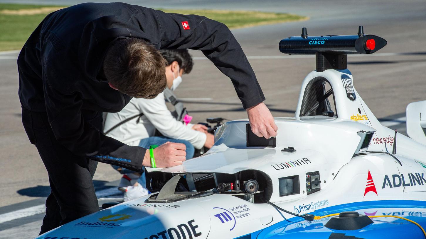 Der autonome Rennwagen des Teams der Technischen Universität München vor einem Wettbewerb am Rande der Technik-Messe CES in Las Vegas. Das Fahrzeug belegte den zweiten Platz, nachdem es im Finale von der Strecke rutschte.