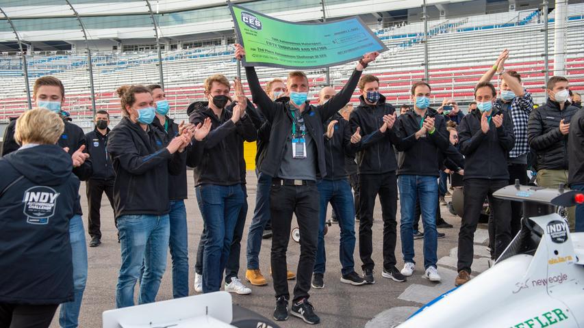 Das Team der Technischen Universität München feiert den zweiten Platz in einem Wettbewerb autonomer Rennwagen am Rande der Technik-Messe CES in Las Vegas.
