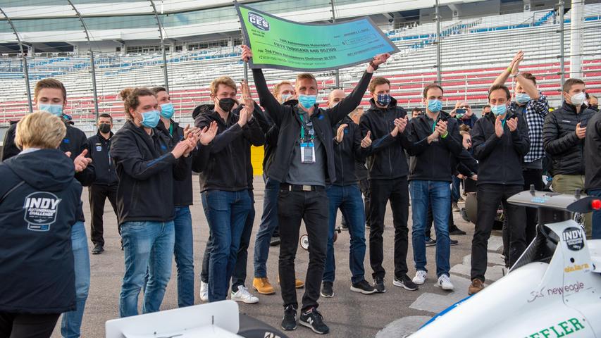 Das Team der Technischen Universität München feiert den zweiten Platz in einem Wettbewerb autonomer Rennwagen am Rande der Technik-Messe CES in Las Vegas.