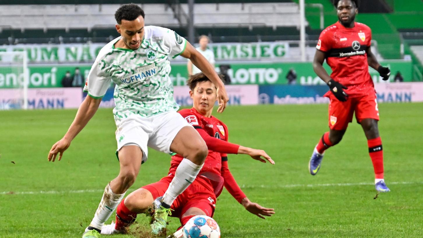 Neuerdings Lautsprecher: Fürths Jamie Leweling, hier im Zweikampf mit Hiroki Ito.
Neuerdings Lautsprecher: Fürths Jamie Leweling, hier im Zweikampf mit Hiroki Ito.