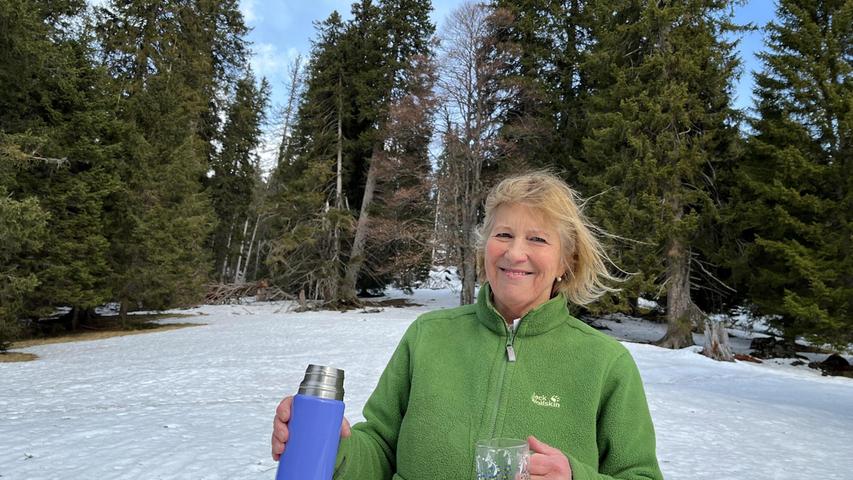 Naturpark-Winterwanderführerin Renate Dobrovolny hat nicht nur gute Tipps für die Umgebung parat, sondern auch einen heißen Tee im Rucksack.
