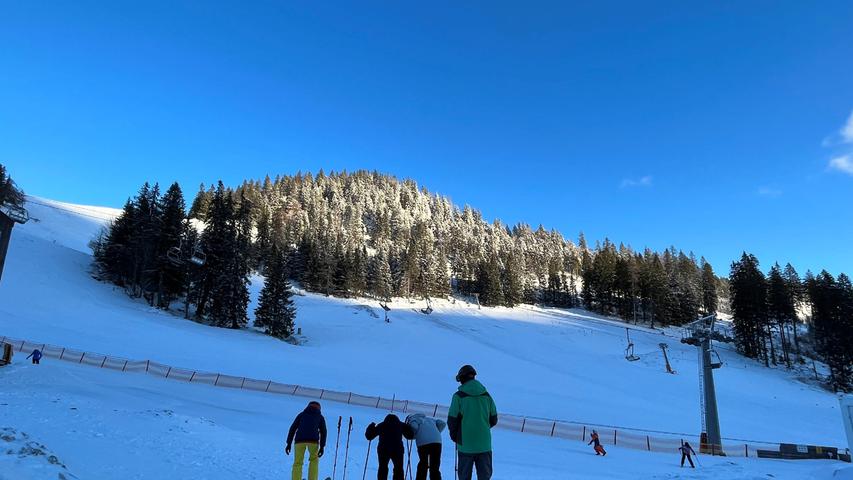 Während die Erwachsenen eine Schneeschuhwanderung unternehmen, üben die Kinder auf den einfachen Pisten im kleinen Skigebiet Niederalpl.

