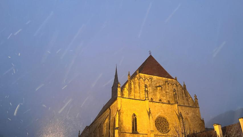 Wer am Ende des Schneetages noch Lust auf Kultur hat, sollte unbedingt im Stift Neuberg Halt machen. Die gotischen Hallenkirche ist beeindrucken, gleiches gilt für die gesamte Anlage des ehemaligen Zisterzienserklosters.
