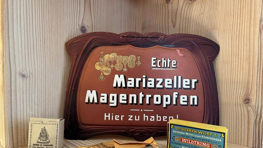 Viele der umliegenden Geschäfte in Mariazell wenden sich mit speziellen Angeboten an die Gäste - auch die Apotheke und Drogerie zur Gnadenmutter hat sich auf die Pilger eingestellt.