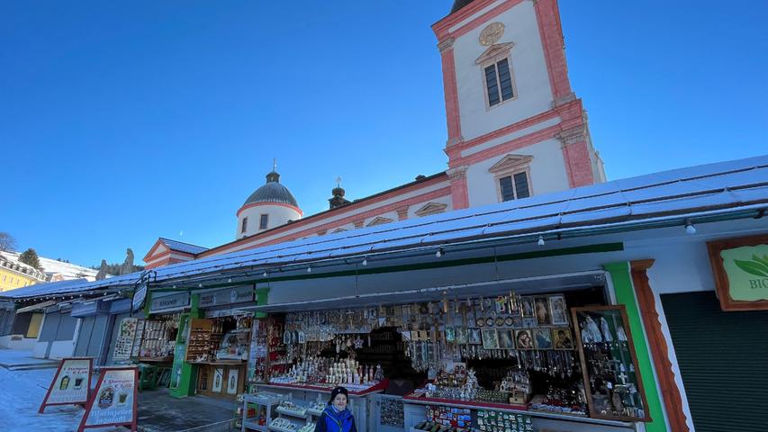Ganz auf religiöse Souvenirs eingestellt, sind die Stände rund um die Wallfahrtskirche in Mariazell.
