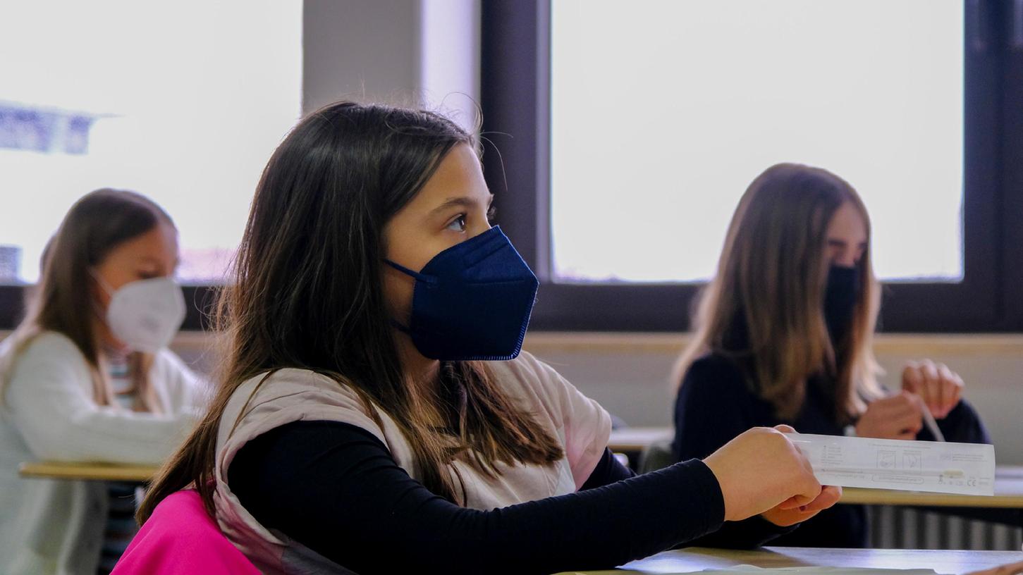 Masken, Abstand, Lüften und vor allem viel mehr Testen: Ab heute startet – ungeachtet der Omikron-Variante – der Schulunterricht wieder in Präsenz.
Masken, Abstand, Lüften und vor allem viel mehr Testen: Ab heute startet – ungeachtet der Omikron-Variante – der Schulunterricht wieder in Präsenz.